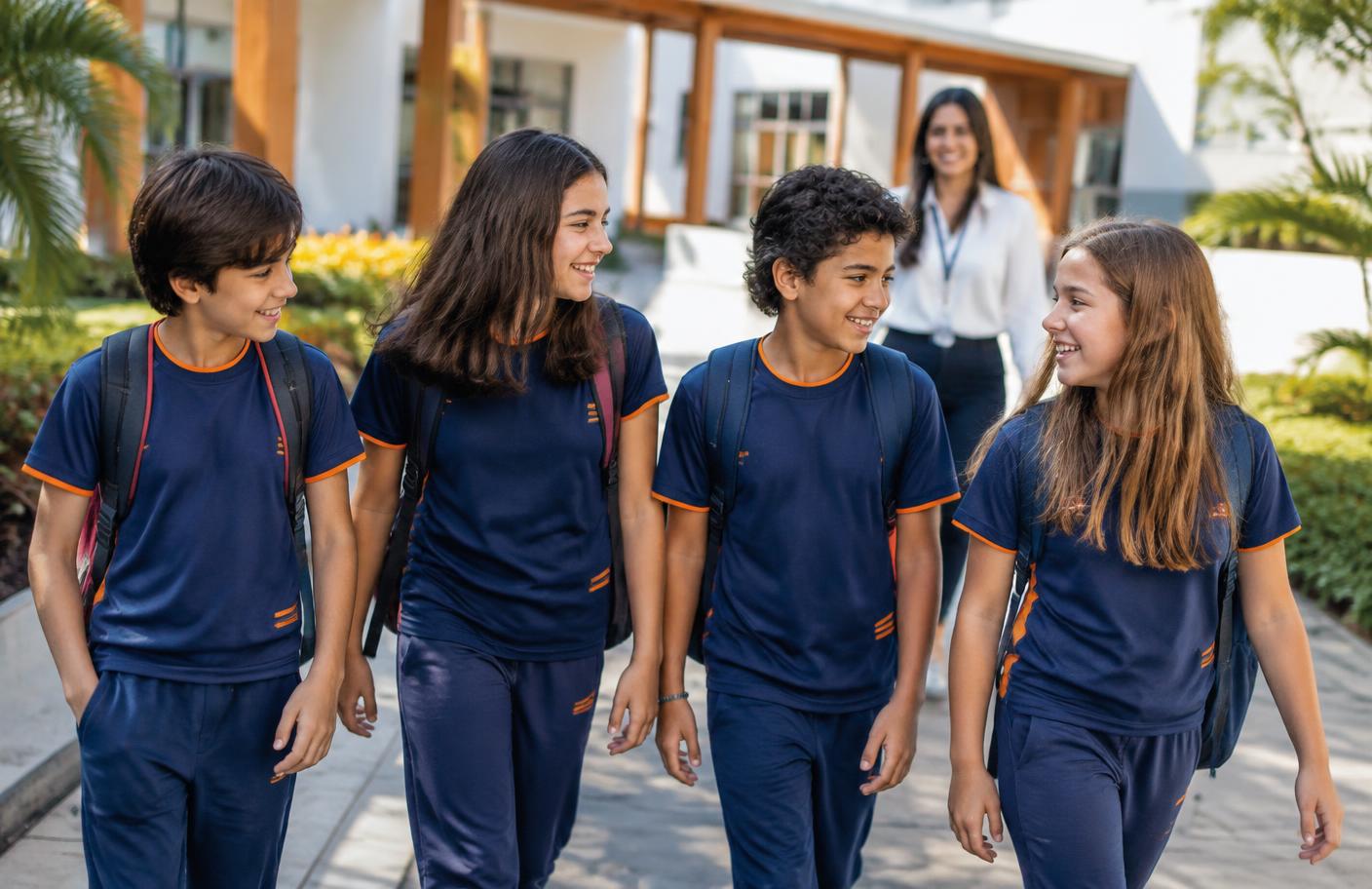 Alunos caminhando juntos no ambiente escolar